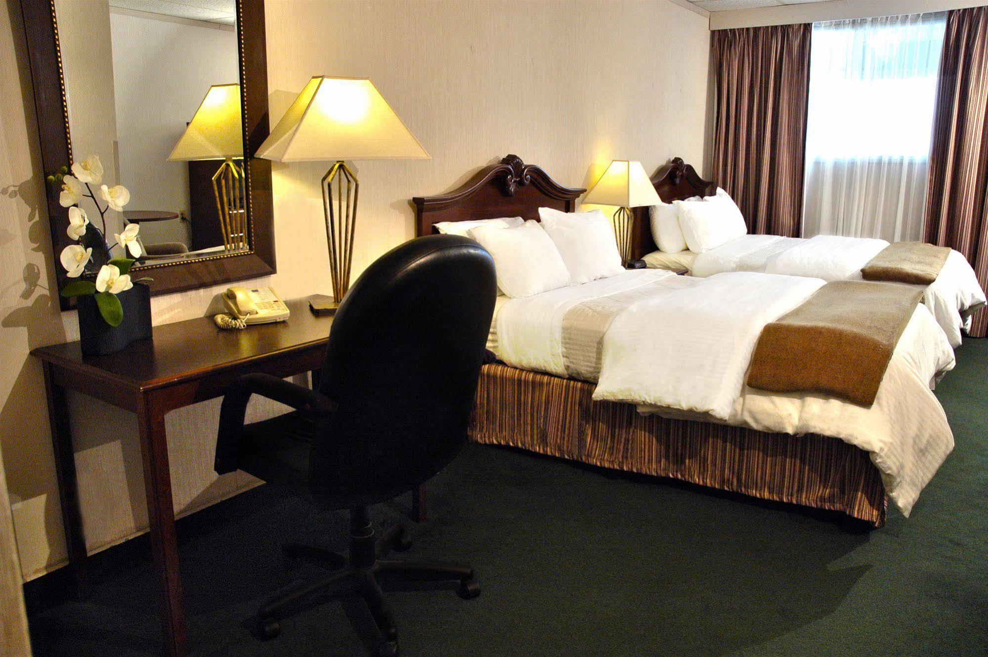 Ambassador Hotel Sudbury Bagian luar foto