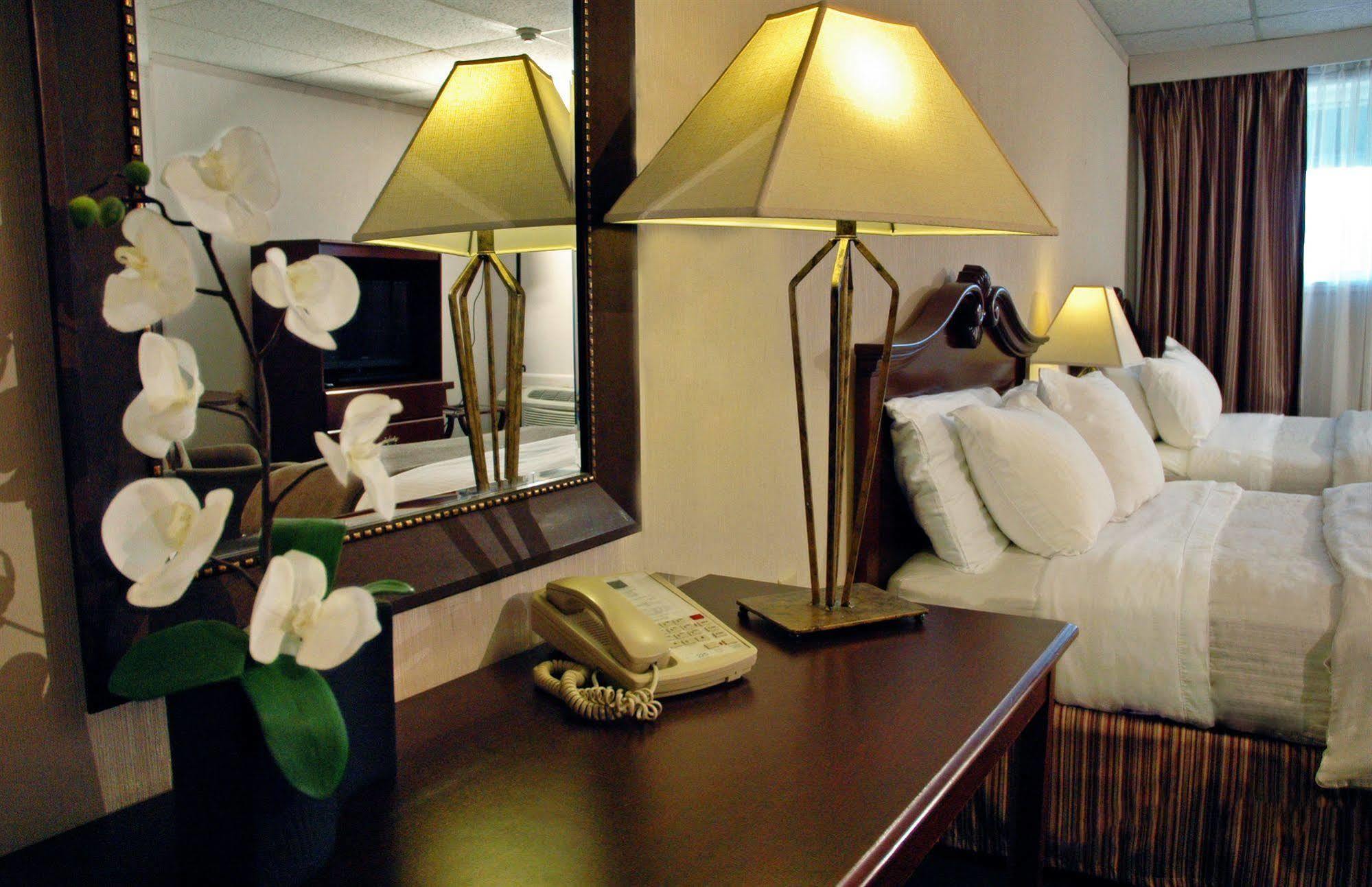 Ambassador Hotel Sudbury Bagian luar foto